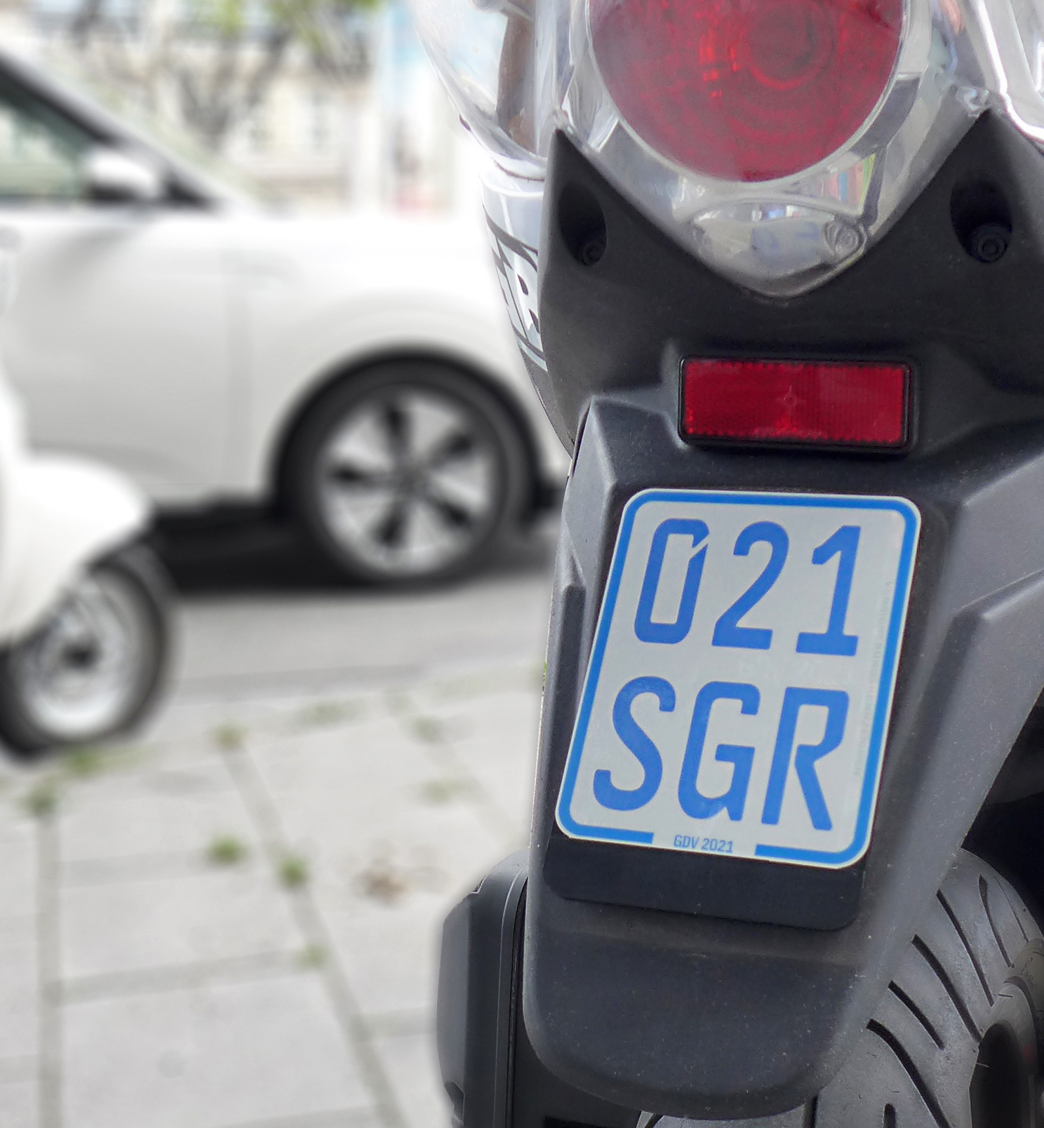 Kennzeichen für Mofa- und Mopedfahrer können jetzt auch geklebt werden - D   Pressefoto 1 Data