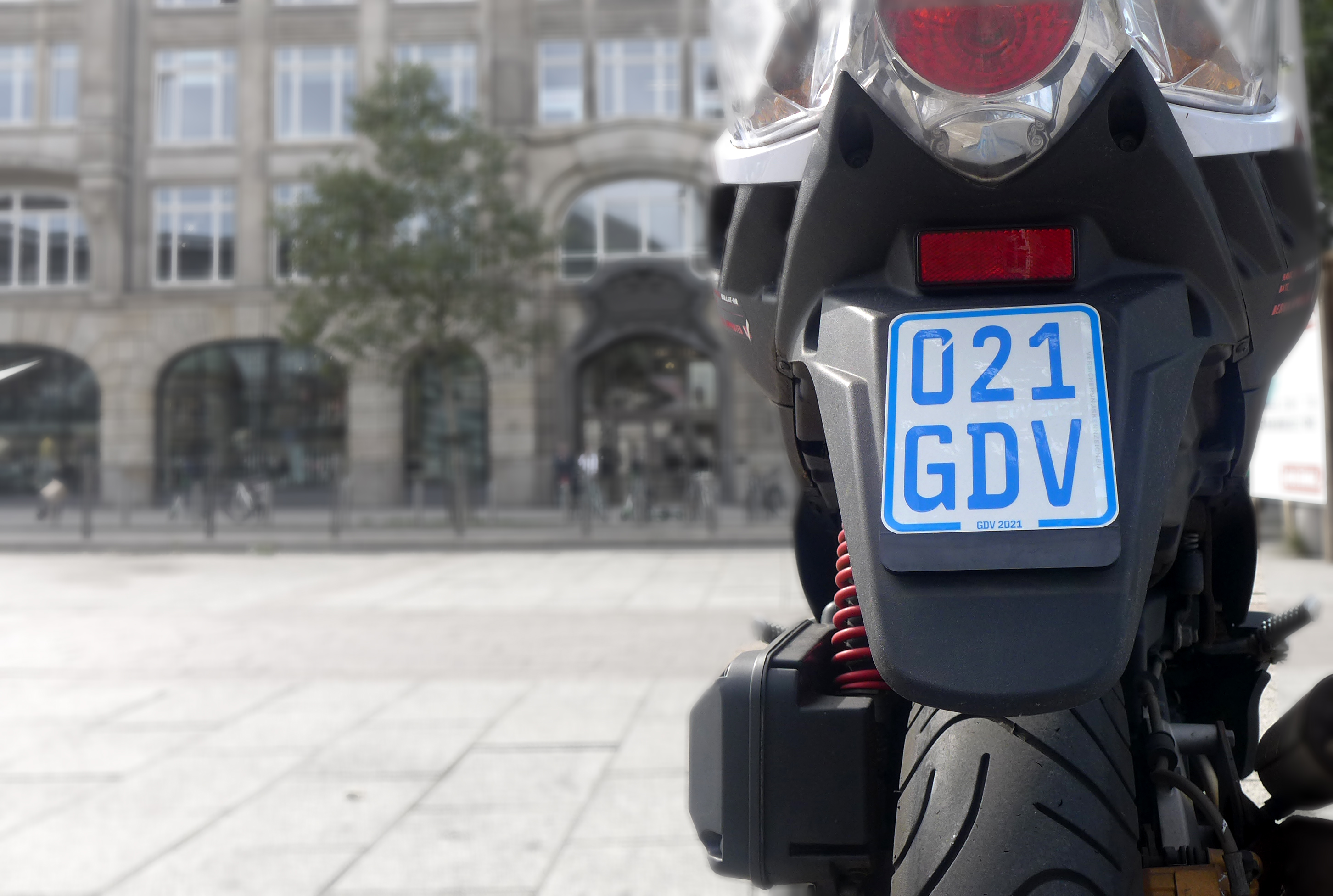 Kennzeichen für Mofa- und Mopedfahrer können jetzt auch geklebt werden