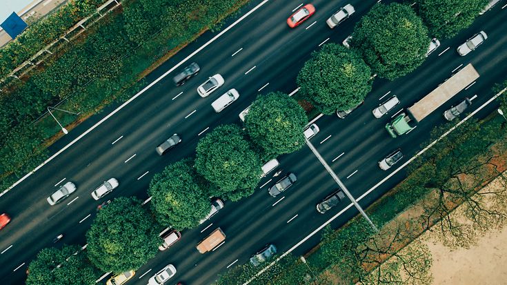 Kfz-Versicherung: Neue Typklassen für über zehn Millionen Autofahrende (© chuttersnap / Unsplash)