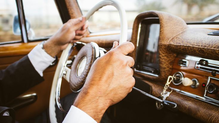 So wirkt sich das Alter auf den Kfz-Versicherungsbeitrag aus (© unsplash)