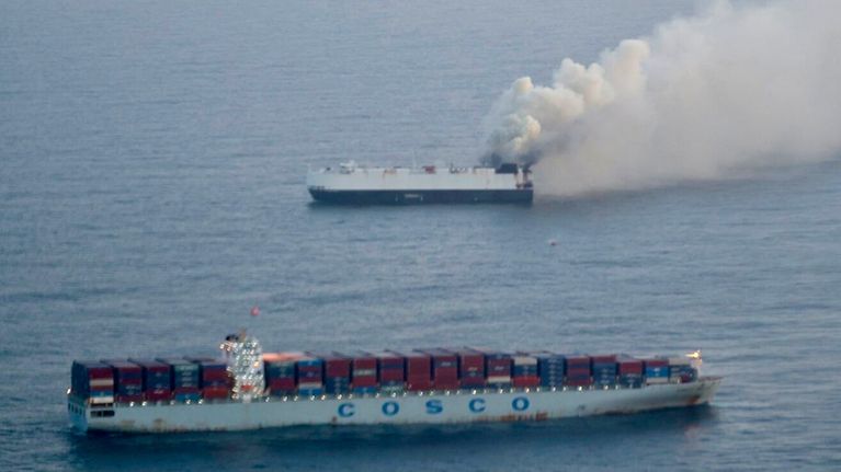 Brennender Autofrachter im Pazifik: Versicherer fordern angesichts Milliardenschäden mehr Schutzmaßnahmen (© picture alliance / ASSOCIATED PRESS )