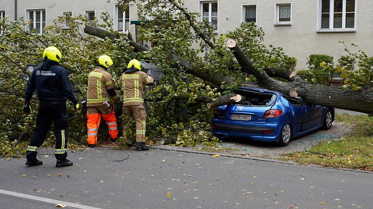 Bilanz der Kfz-Versicherer 2024: 1,3 Milliarden Euro Schäden durch Unwetter (© picture alliance / Geisler-Fotopress / Thomas Bartilla)