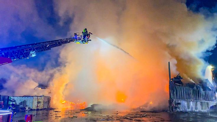 Brandschutz in der Kreislaufwirtschaft: Versicherer unterstützen Betriebe bei vorbeugenden Maßnahmen (© picture alliance/dpa/EinsatzReport24 / Christian Kornmeier)