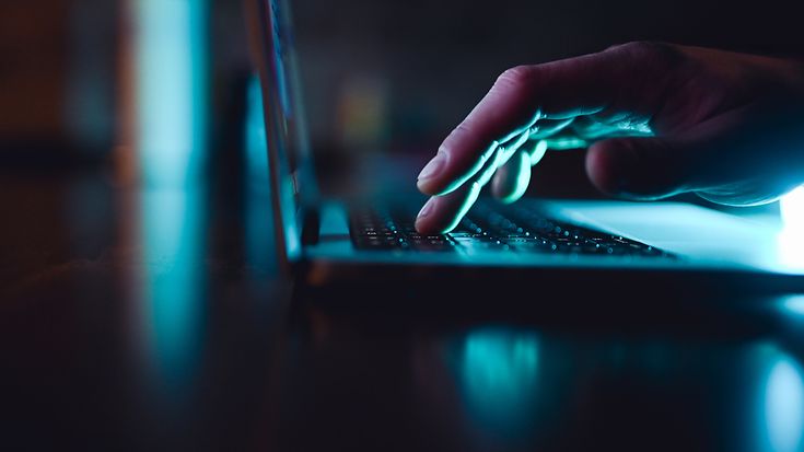 Support-Ende für Windows 10: Versicherer warnen vor Sicherheitslücken auf Millionen Computern (© Yuliya Taba / Getty Images)