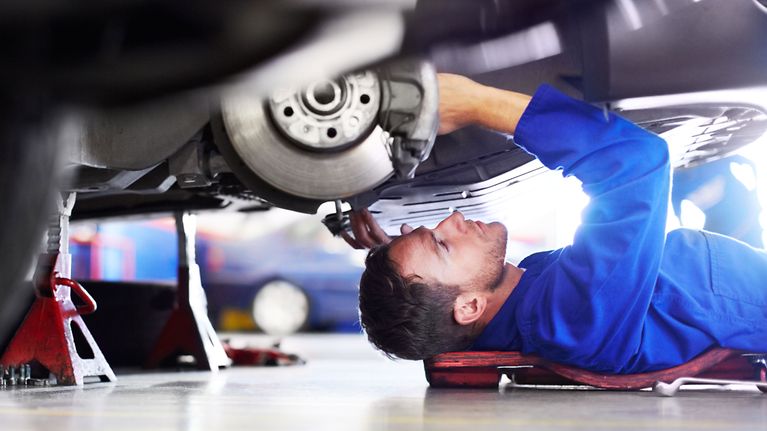 Ersatzteilpreise steigen um sechs Prozent – Reparaturkosten belasten Kfz-Versicherer (© Getty Images / Goodboy Picture Company)