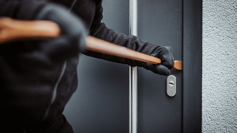 Tag des Einbruchschutzes: 90.000 Wohnungseinbrüche – mehr Sicherheitsvorkehrungen nötig (© PPAMPicture / Getty Images)