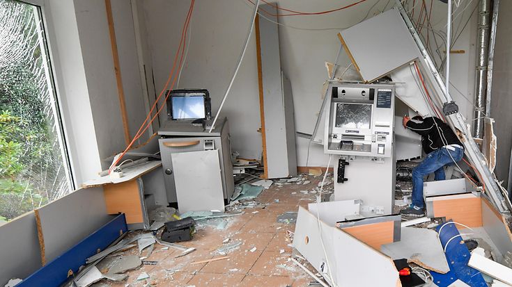 Gesprengter Geldautomat (© picture alliance / dpa / Arne Dedert)