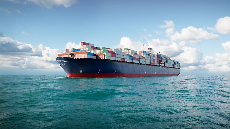 Fast 1.300 Container über Bord – Versicherer fordern mehr Containersicherheit auf See (© alvarez / gettyimages)