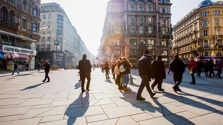 Pension Survey 2025 shows: Many people are saving too little for retirement, safety remains the most important factor (© gettyimages)