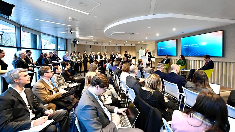 Savings and Investments Union: How insurers can drive Change (© Geoffrey Fritsch)