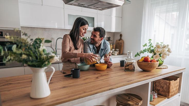 Valentinstag: Wenn Paare zusammenziehen, können sie auch bei Versicherungen sparen (© milorad kravic / Getty Images)