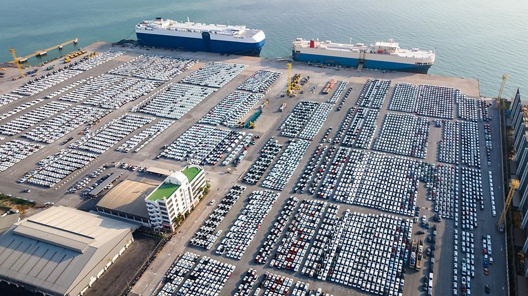 Autos vor dem Verladen auf ein Schiff (© DINphotogallery / Getty Images)