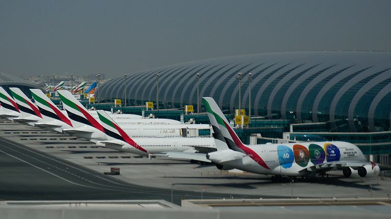 Krieg im Iran: Versicherer raten, Reiseversicherung jetzt genau zu prüfen (© picture alliance / Associated Press / Altaf Qadri)