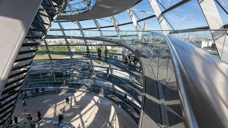 Der Bund will Staat und Verwaltung modernisieren - Versicherer stellen ihre Positionen vor (© Ricardo Gomez Angel / Unsplash)