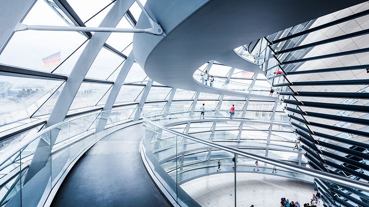 GDV zur Alterssicherungskommission: Betriebsrente stärken, drei Säulen austarieren, faire Wettbewerbsregeln sichern (© Getty Images / bluejayphoto)