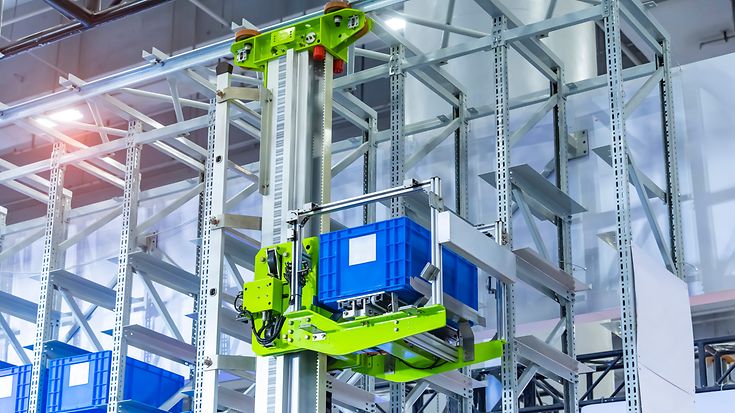 Vorbereitete Einsatzplanung für automatisierte Lagersysteme mit Sprinkleranlagen (© gettyimages / kynny)