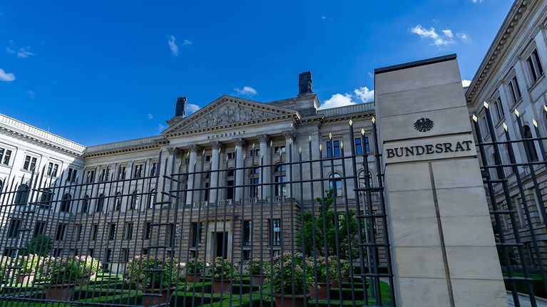 Bundesrat verabschiedet Reform der privaten Altersvorsorge (© Getty Images / Timothy Shoot)