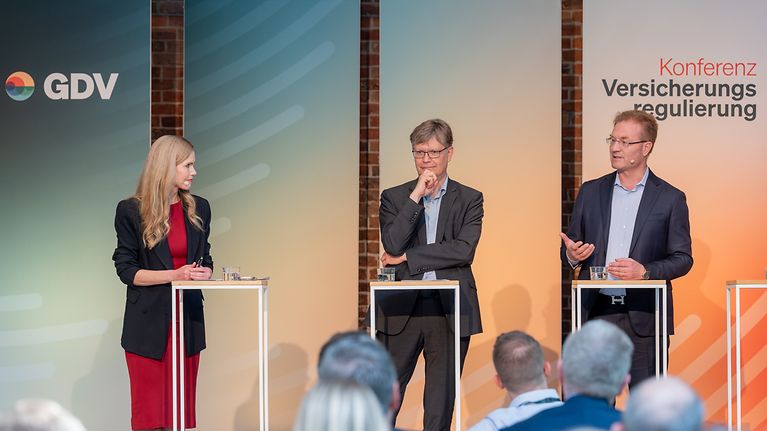 Regulierung auf dem Prüfstand: Abgeordnete und Branche fordern praxistaugliche Regeln (© GDV / Christian Kruppa)