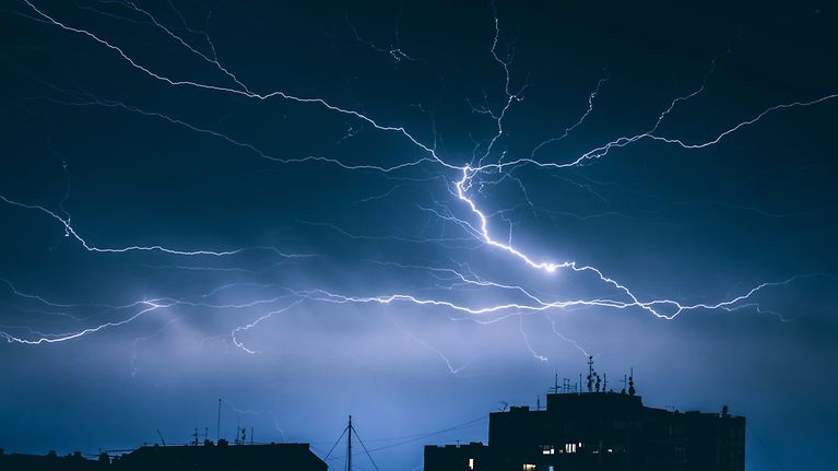 1.760 Euro im Durchschnitt: So teuer waren Blitzschäden 2025 (© gettyimages / disqis)
